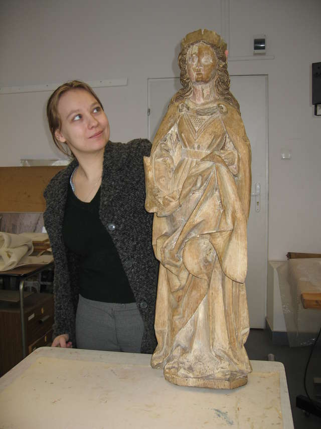 Katarzyna Braun z figurą nieznanej świętej.  - full image