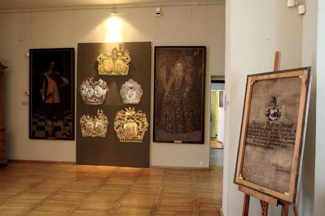 Otwarcie w Muzeum J.G. Herdera w Morągu wystawy „Z herbem w tle. Portrety i kartusze herbowe ze zbiorów MWiM w Olsztynie”. - full image