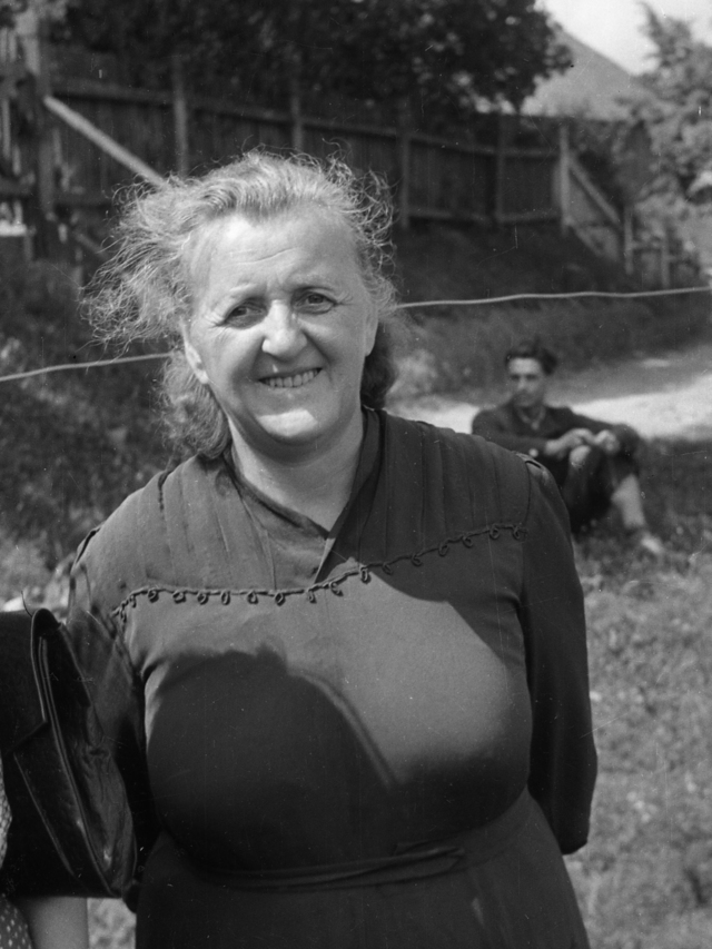 Maria Zientara-Malewska przed brąswałdzką chatą. Rok 1948. - full image