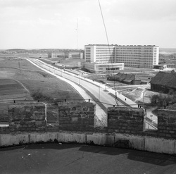 Fot. Zbigniew Grabowski, 1970 r., widok na kompleks budynków szpitalnych z wieży ciśnień