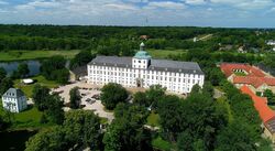 Museum Schloss Gottorf w pełnej okazałości. Bez watpienia najbardziej malownicze z miejsc naszych kwerend! Niestety z ziemi nie wychodzą już takie ładne zdjęcia. To jest ze strony Landesmuseen Schleswig-Holstein.