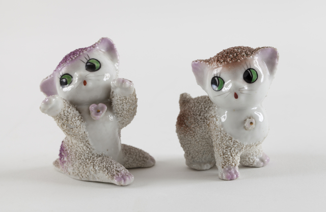Figurki porcelanowe w kształcie kotków, początek XX wieku. - full image