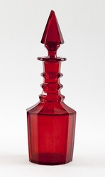 Szklana karafka z korkiem, ok. 1925-39, szkło rubinowe