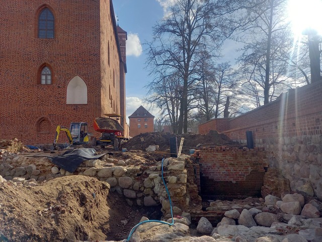 The revitalization of the defensive and retaining walls of the Lidzbark castle is underway - full image
