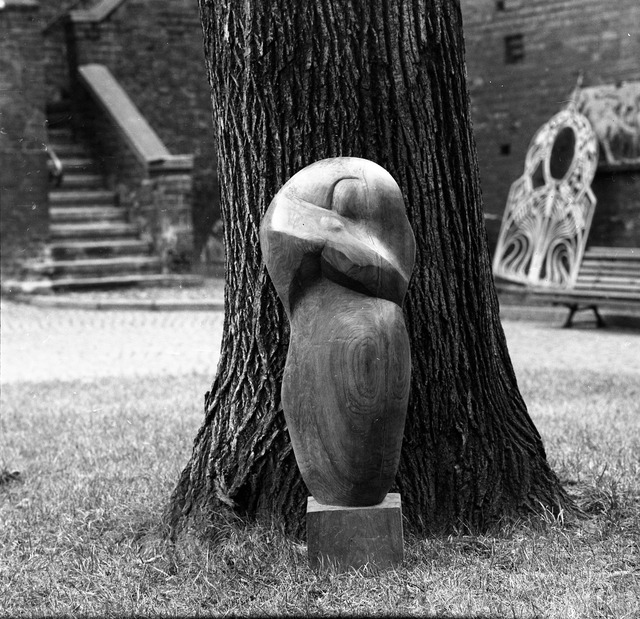 Czułość drewna. Rzeźba „Macierzyństwo” Huberta Maciejczyka (1940-1991)